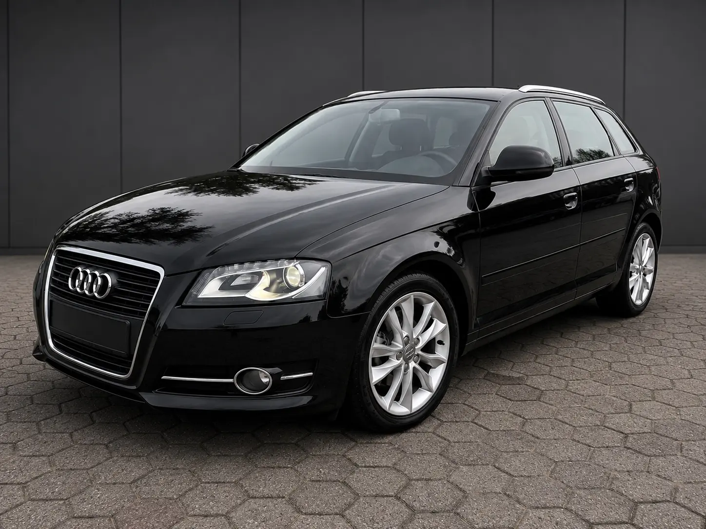 Schwarzer Audi A3 der Fahrschule Avo