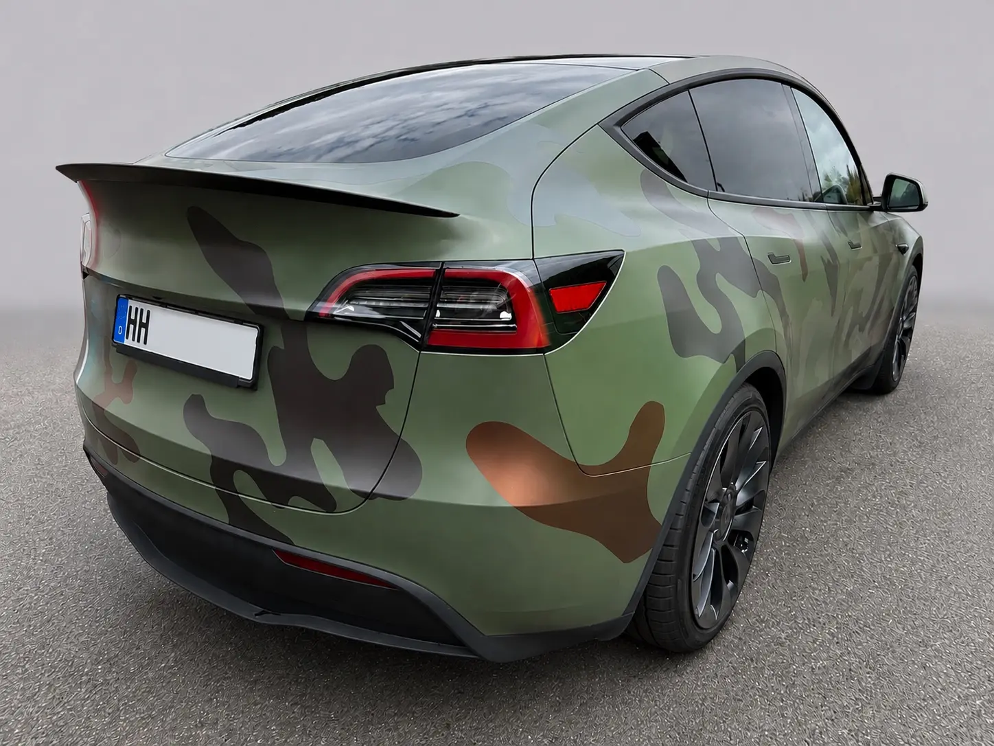 Tesla Model Y Performance der Fahrschule Avo in Camouflage-Folierung